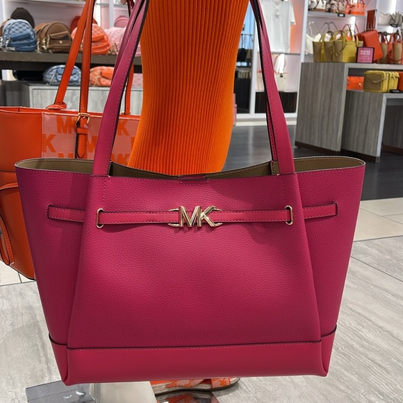 MICHAEL KORS
Reed Large Leather Belted Satchel Shoulder Handbag
Electric Pink - Picture 16 of 16